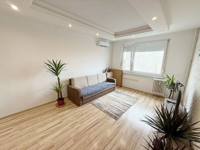 Eladó panellakás, Debrecenben 69.9 M Ft, 4 szobás