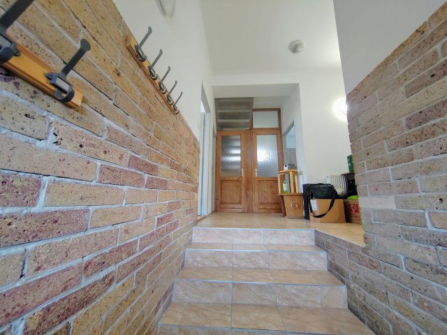 Eladó családi ház, Komáromban 107 M Ft, 5 szobás