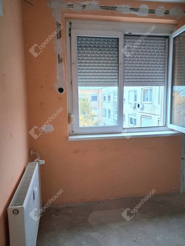 Eladó panellakás, Komáromban 46.5 M Ft, 4 szobás