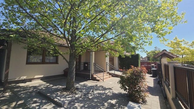 Eladó családi ház, Dunakeszin 255 M Ft, 4 szobás