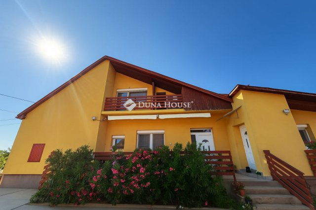 Eladó családi ház, Szigethalmon 101.9 M Ft, 6 szobás