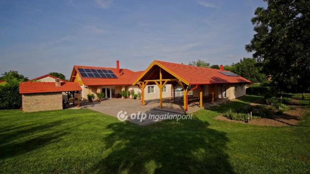 Eladó családi ház, Úrhidán 239 M Ft, 6+7 szobás