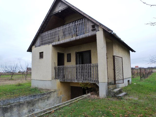 Eladó családi ház, Kőszárhegyen 18 M Ft, 3 szobás