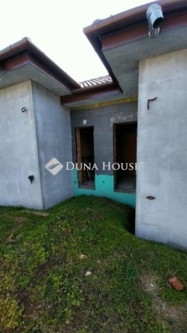 Eladó ikerház, Nagytarcsán 119.9 M Ft, 5 szobás