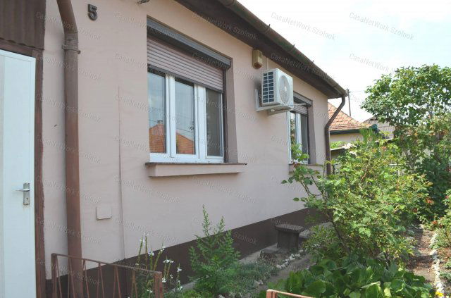 Eladó családi ház, Szolnokon 28.5 M Ft, 2 szobás