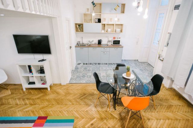 Eladó téglalakás, V. kerületben, Petőfi Sándor utcában