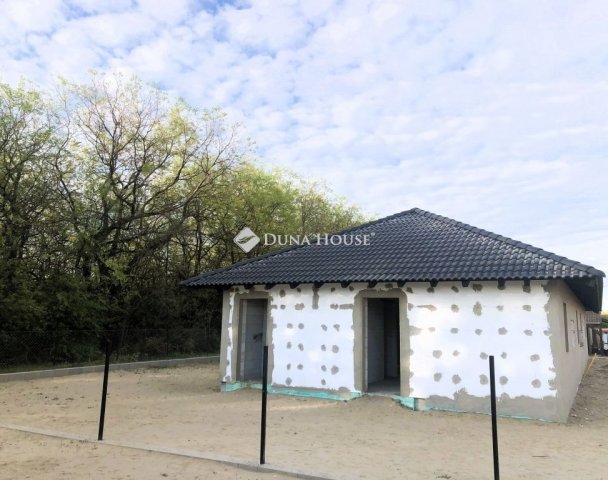 Eladó ikerház, Szigethalmon 89.9 M Ft, 4 szobás