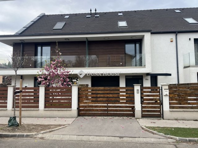 Kiadó sorház, albérlet, XV. kerületben, Pörge utcában