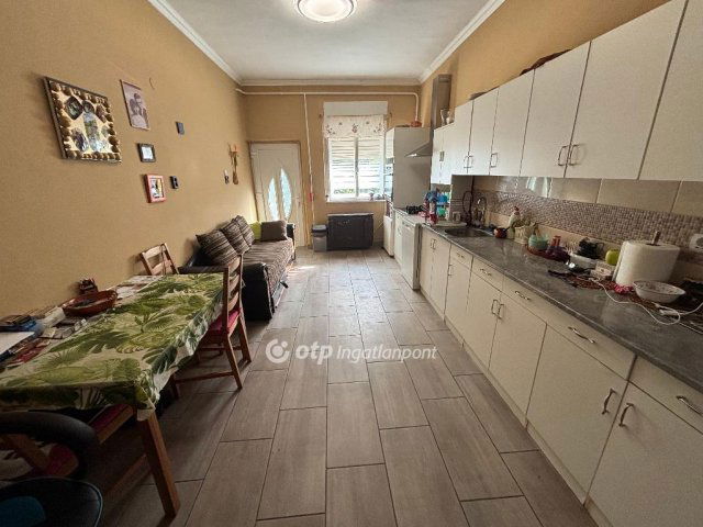Eladó családi ház, Szentistvánon 19.9 M Ft, 2 szobás