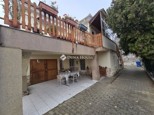 Eladó családi ház, Pécsett 119.9 M Ft, 6 szobás