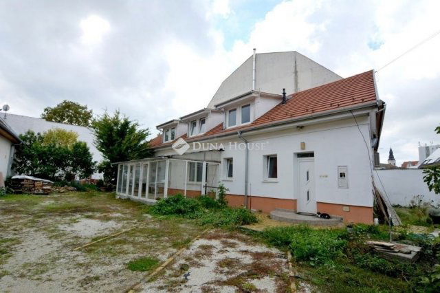 Eladó családi ház, Kecskeméten 135 M Ft, 5 szobás