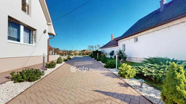 Eladó családi ház, Poroszlón 112.99 M Ft, 4 szobás