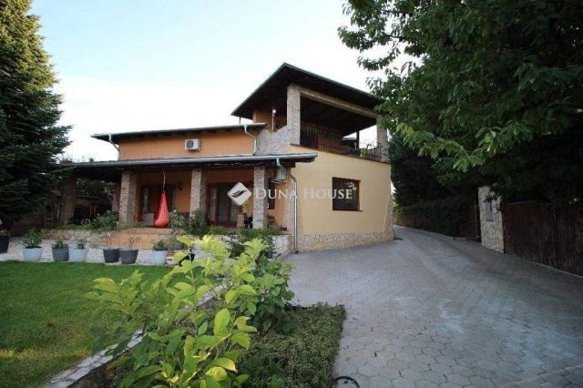 Eladó családi ház, Mogyoródon 310 M Ft, 9 szobás