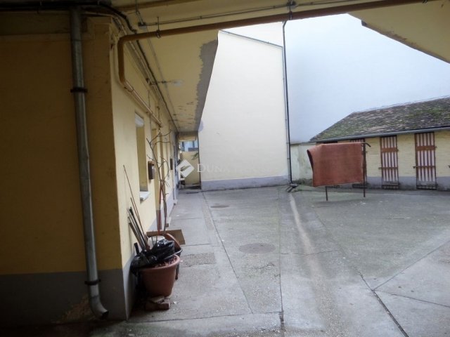 Eladó téglalakás, Pécsett 43 M Ft, 2 szobás