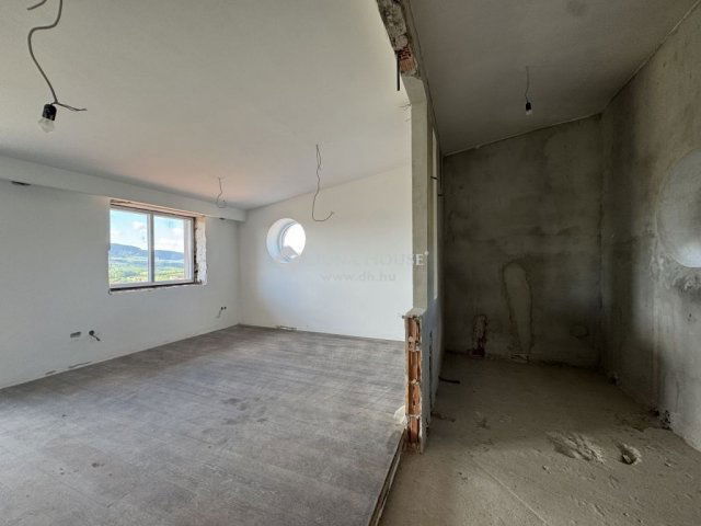 Eladó családi ház, Ürömön 449.9 M Ft, 6 szobás