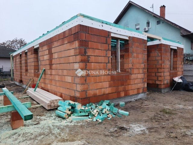 Eladó családi ház, Szigetszentmiklóson 145 M Ft, 5 szobás