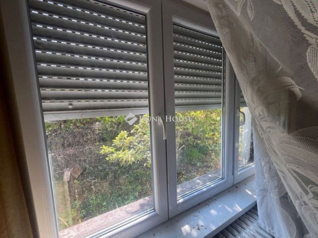Eladó családi ház, Pécsett 42 M Ft, 4 szobás