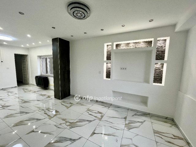 Eladó családi ház, Újszászon 26 M Ft, 2 szobás