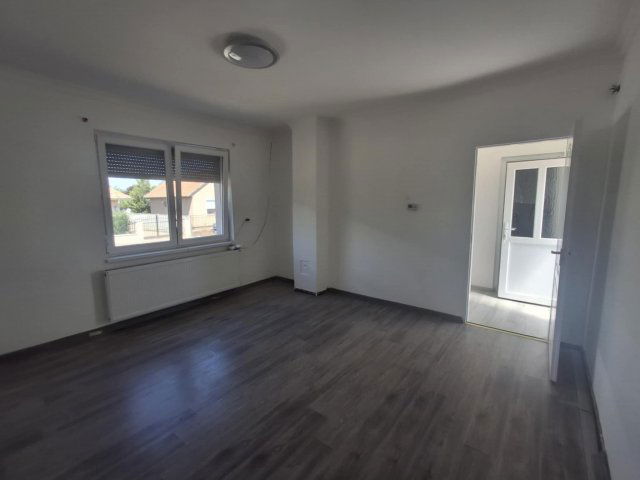 Eladó családi ház, Esztergomban 35.9 M Ft, 1 szobás