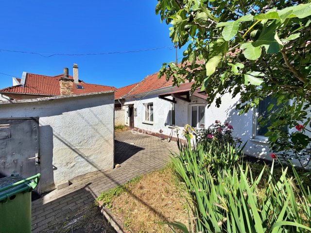 Eladó családi ház, Veszprémben 34.99 M Ft, 2 szobás