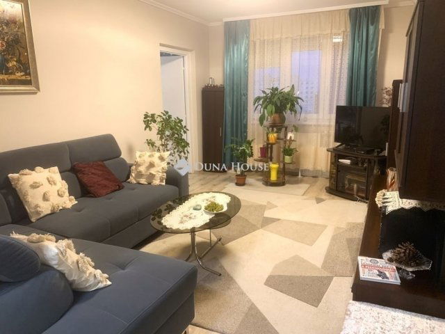 Eladó panellakás, Szegeden 65 M Ft, 4 szobás