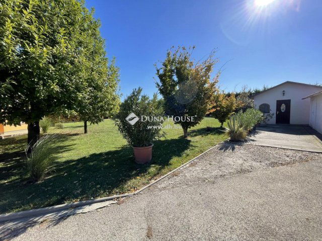 Eladó családi ház, Hartán 199 M Ft, 7 szobás