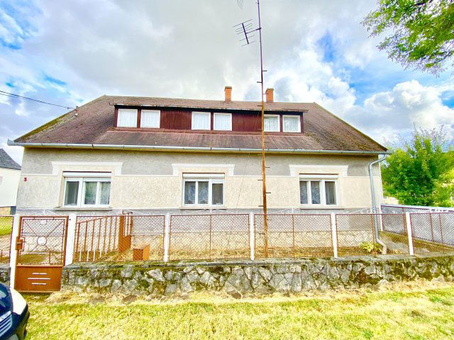 Eladó családi ház, Komáromban 60 M Ft, 4 szobás