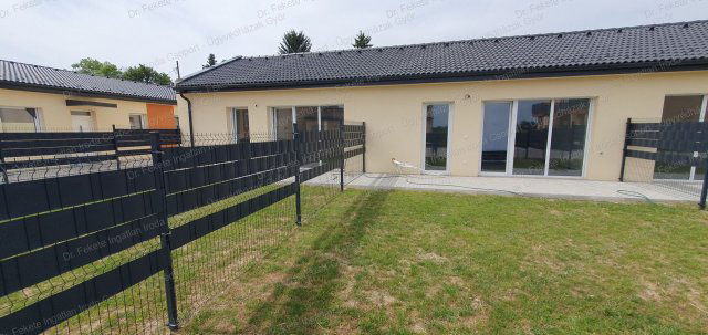 Eladó téglalakás, Győrújbaráton 66.5 M Ft, 4 szobás