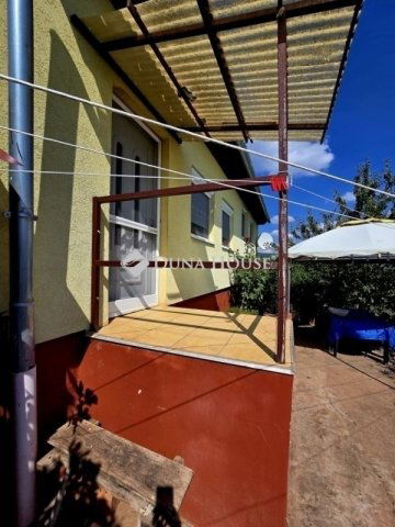 Eladó családi ház, Pécsett 32.3 M Ft, 2 szobás