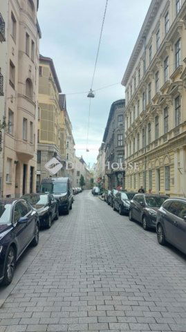 Eladó téglalakás, Budapesten, V. kerületben 122 M Ft, 2 szobás