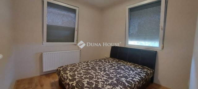 Kiadó téglalakás, albérlet, Pécsett 180 E Ft / hó, 3 szobás