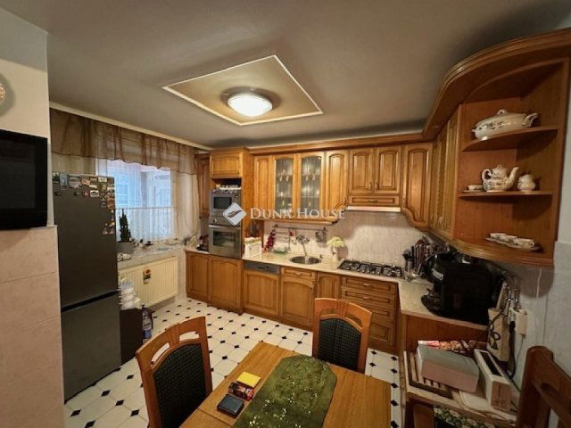 Eladó családi ház, Előszálláson 69.9 M Ft, 6 szobás