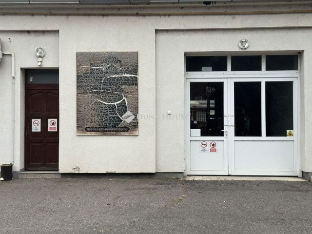 Kiadó ipari ingatlan, Nyíregyházán 450 E Ft / hó