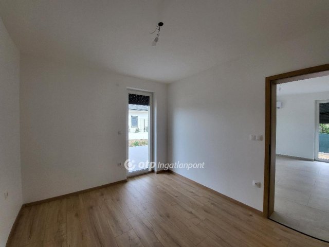Eladó téglalakás, Siófokon 99.99 M Ft, 3 szobás