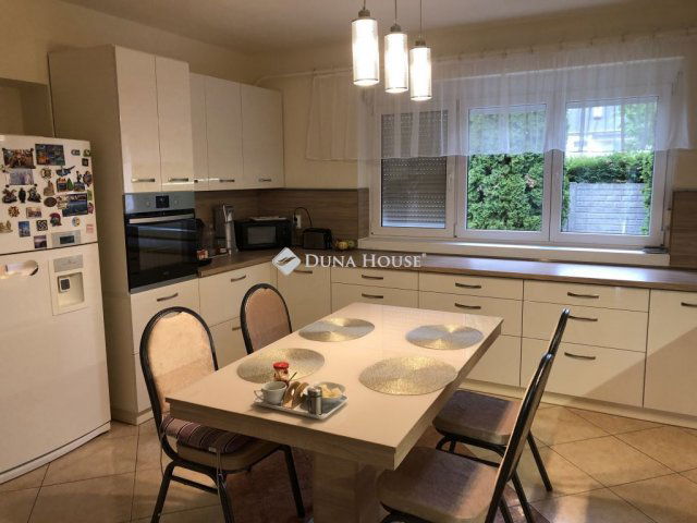 Eladó családi ház, Miskolcon 260 M Ft, 7 szobás