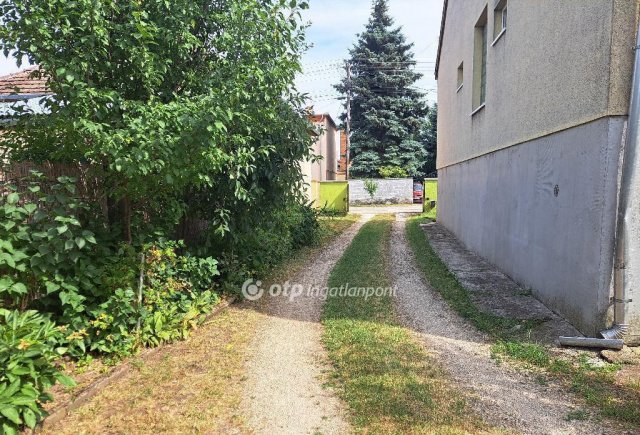 Eladó családi ház, Bicskén 99 M Ft, 3 szobás