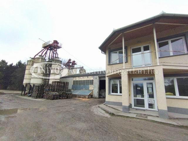 Eladó ipari ingatlan, Ajkán 511.39 M Ft / költözzbe.hu