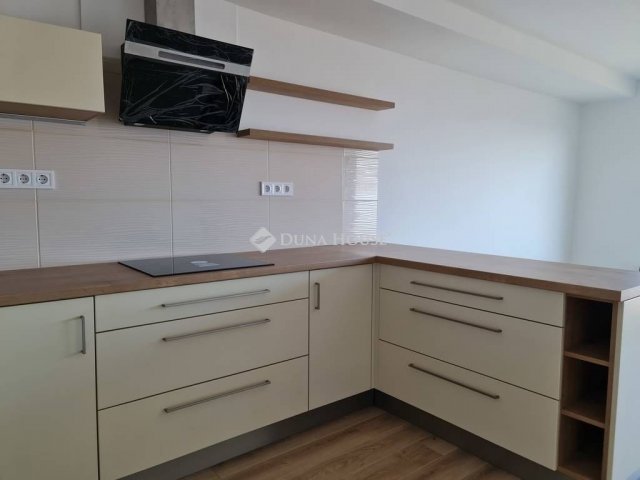 Eladó ikerház, Pécsett 134.9 M Ft, 4 szobás