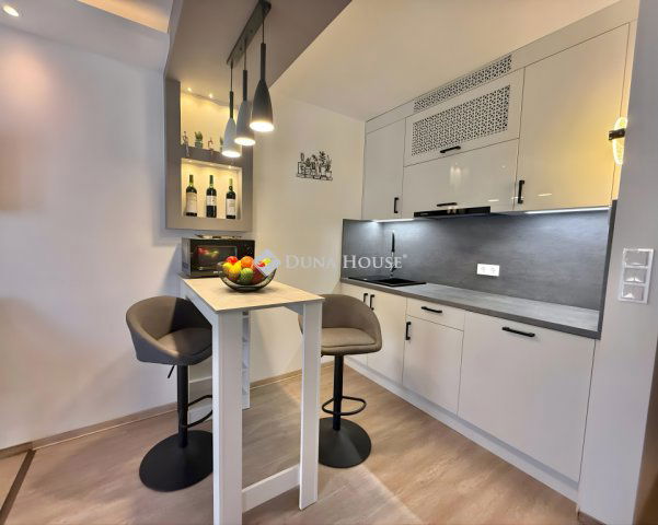 Eladó téglalakás, Pécsett 89.5 M Ft, 3 szobás