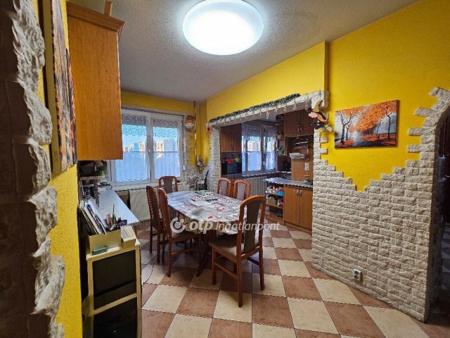 Eladó panellakás, Dunaújvárosban 68.4 M Ft, 2+2 szobás