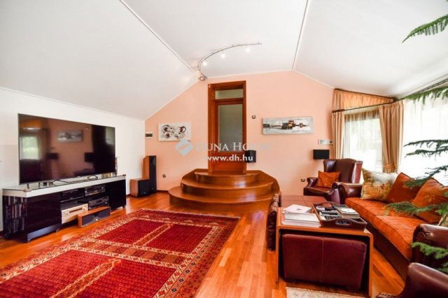 Eladó családi ház, Orosházán 1333.5 M Ft, 10 szobás