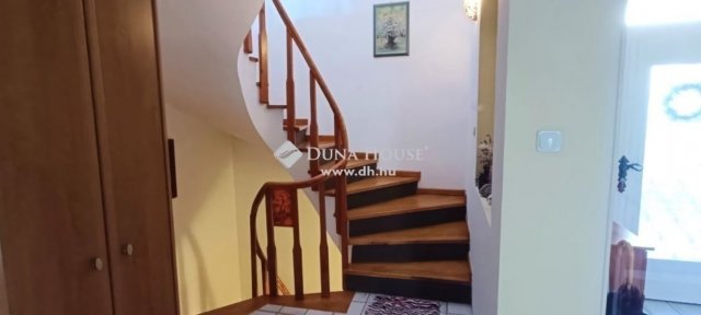 Eladó családi ház, Szentendrén 339 M Ft, 10 szobás