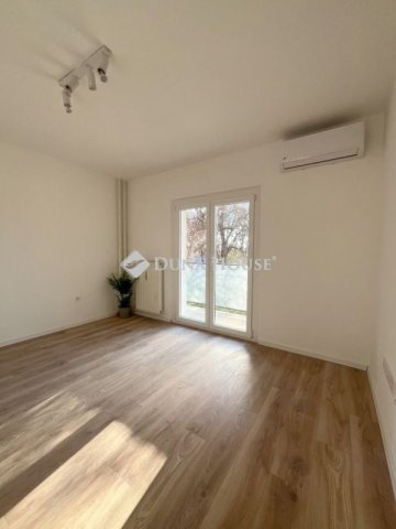 Eladó panellakás, Pécsett 54.9 M Ft, 2 szobás