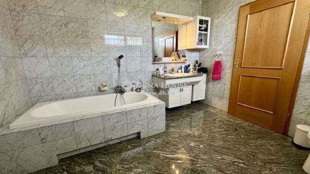 Eladó családi ház, Leányfaluban 562.5 M Ft, 6+1 szobás