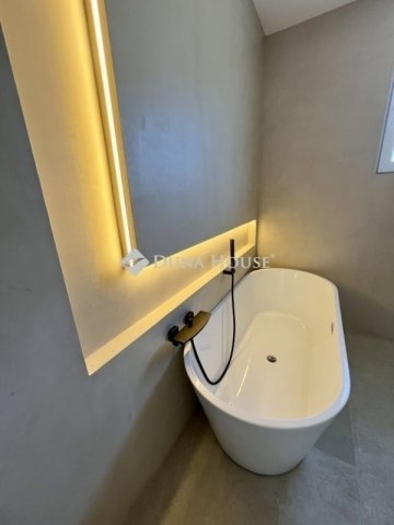 Eladó családi ház, Pécsett 127.9 M Ft, 4 szobás