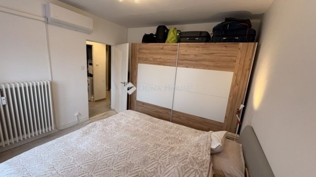 Eladó panellakás, Pécsett 59.9 M Ft, 3 szobás