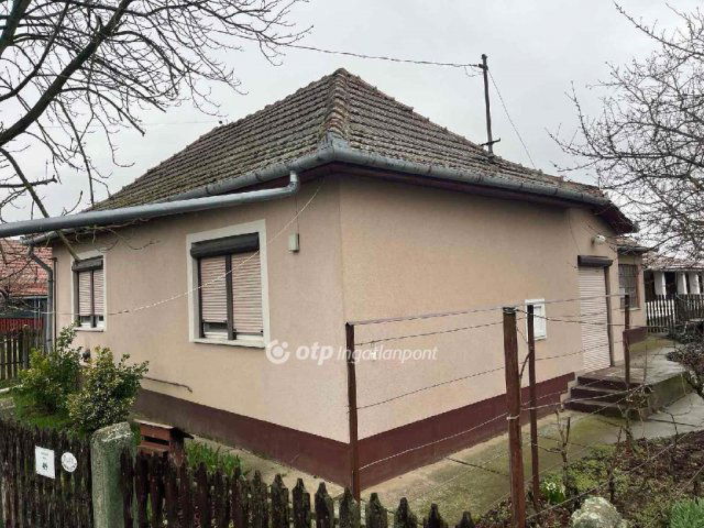 Eladó családi ház, Zsákán 8.9 M Ft, 2 szobás