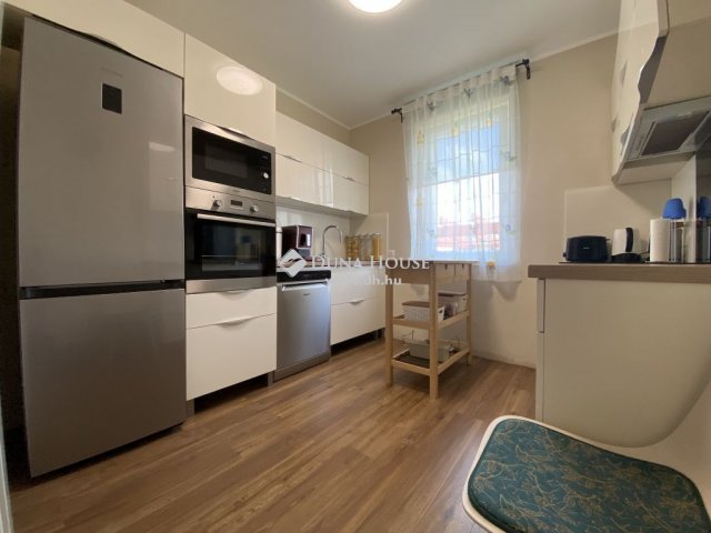 Eladó családi ház, Veszprémben 189.99 M Ft, 7 szobás