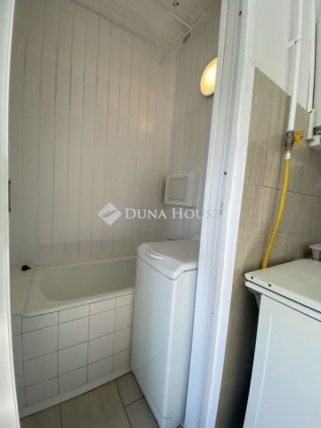 Kiadó téglalakás, albérlet, Pécsett 130 E Ft / hó, 1 szobás