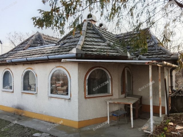 Eladó családi ház, Solton 13 M Ft, 2 szobás